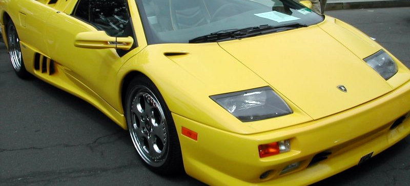 そう、後期のディアブロのヘッドライトはユニットごと日本の名車 Z32のものをそのまま使ってるんです。 そしてこれは、ソレ系の車が好きな人にならワリと知られている